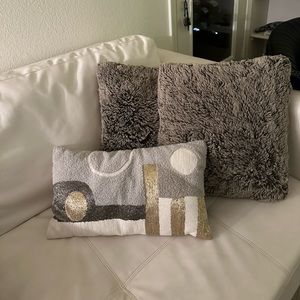 Set of 3 throw pillow in great condition gray shades